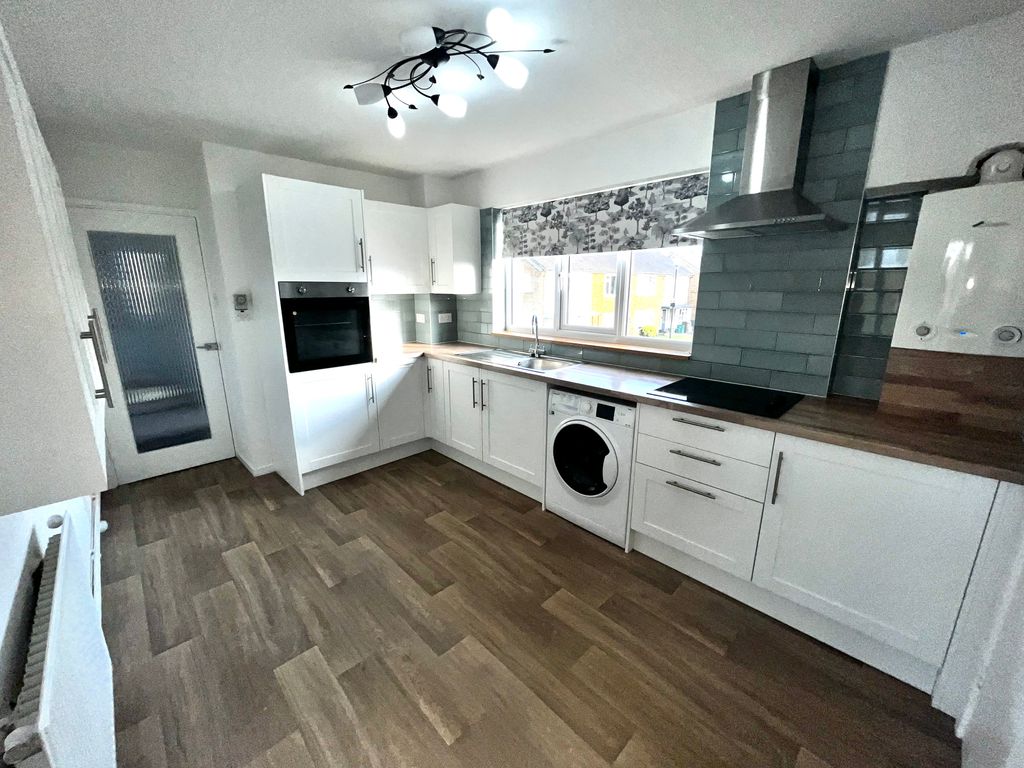 Property photo 3 of 11 Kitchen