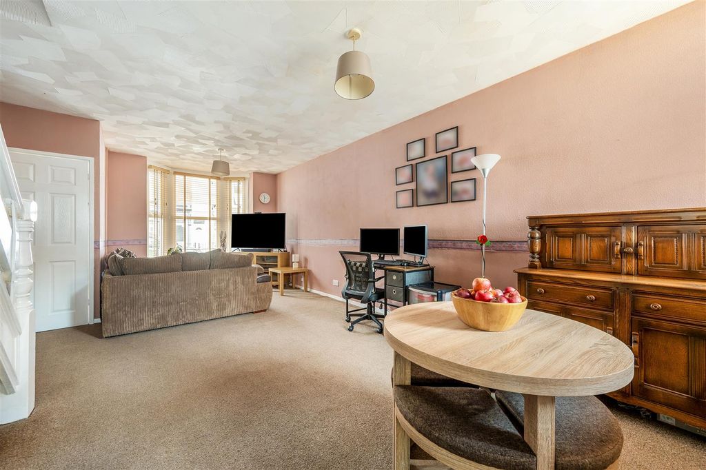 Property photo 2 of 20 Sitting Room / Dining Area