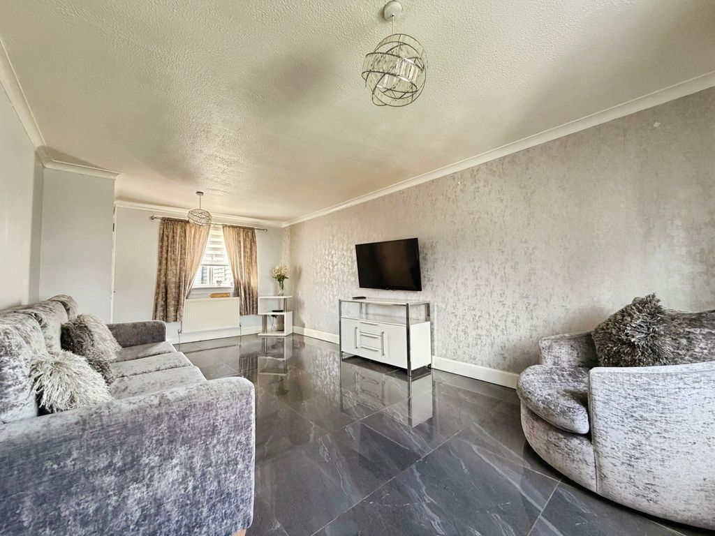 Property photo 2 of 18 Lounge