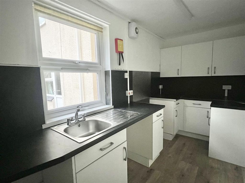 Property photo 2 of 8 Kitchen