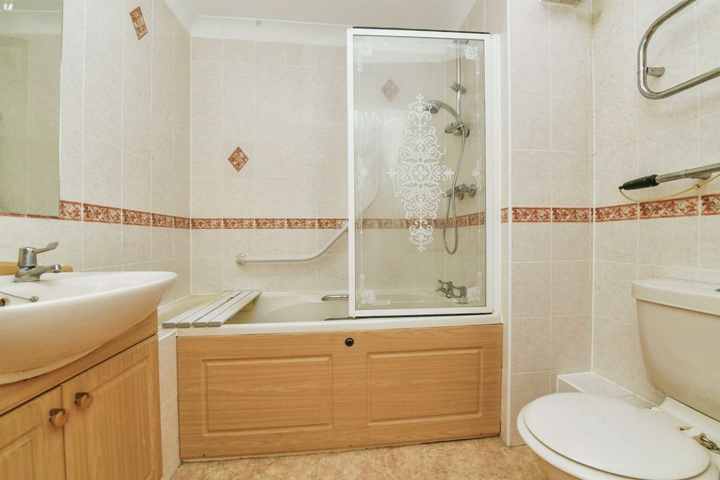 Property photo 3 of 12 Bathroom