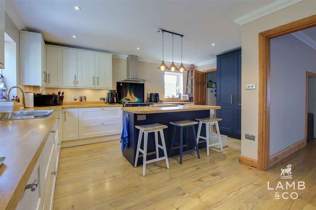 Property photo 2 of 34 Kitchen/Breakfast Room
