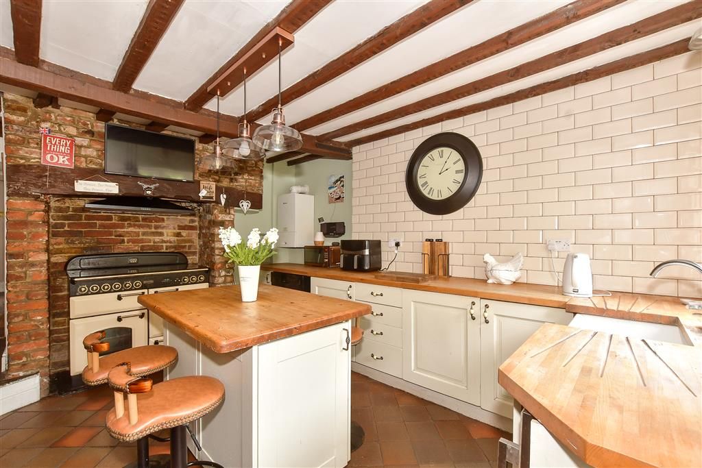 Property photo 3 of 11 Kitchen
