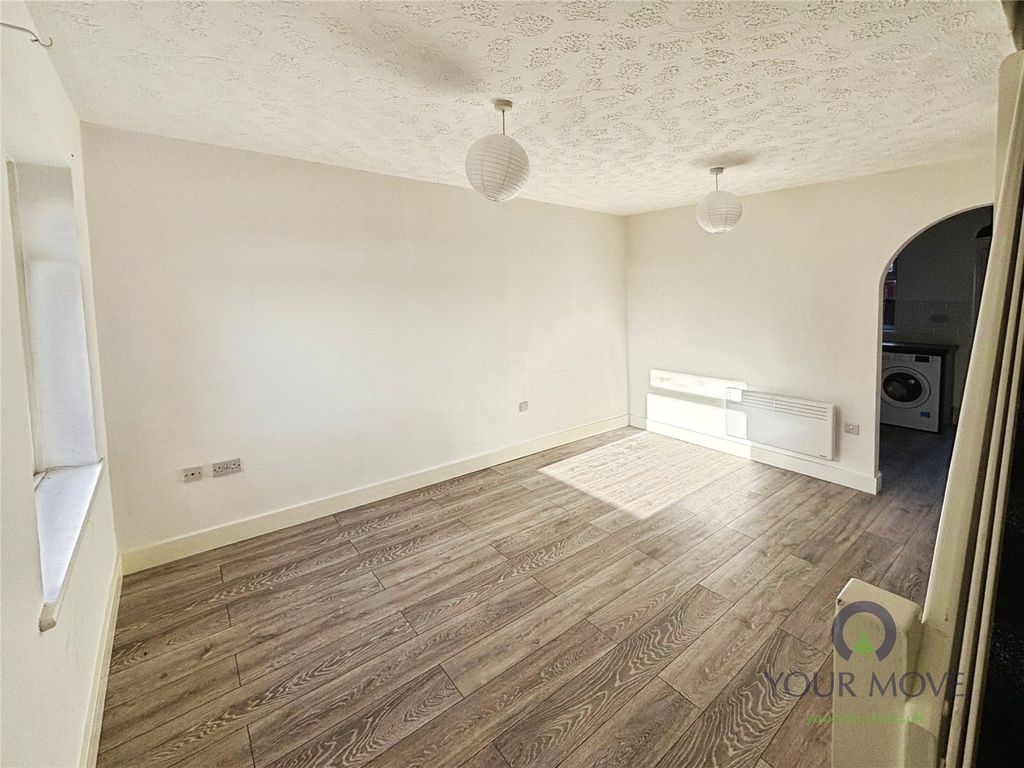 Property photo 3 of 13 Lounge