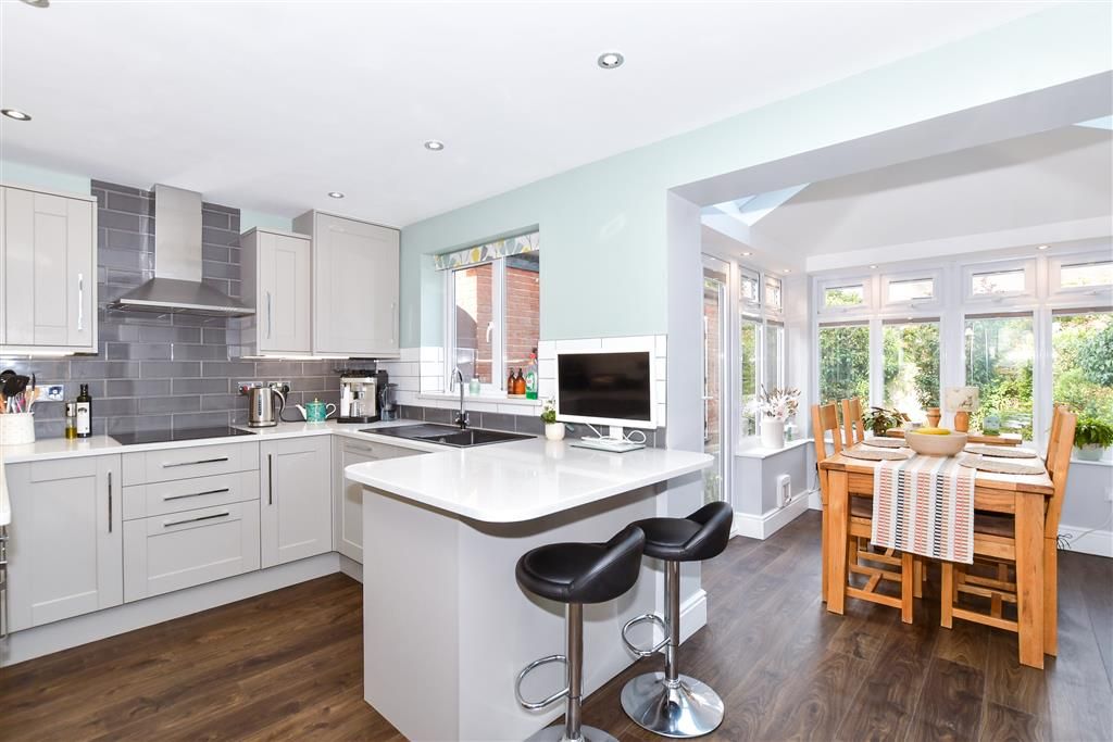 Property photo 3 of 11 Kitchen/Breakfast Area