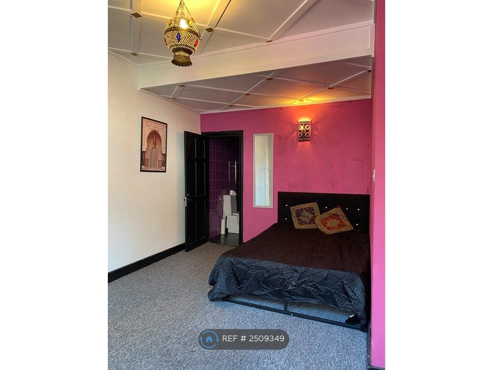 Property photo 2 of 17 Ensuite Bedroom 1