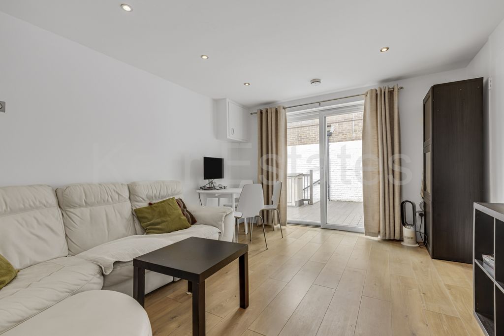 Property photo 3 of 10 Reception