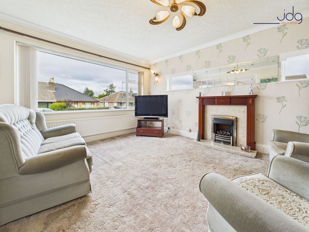 Property photo 3 of 18 Spacious Living Room