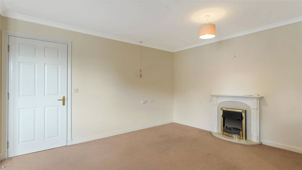 Property photo 3 of 14 Lounge