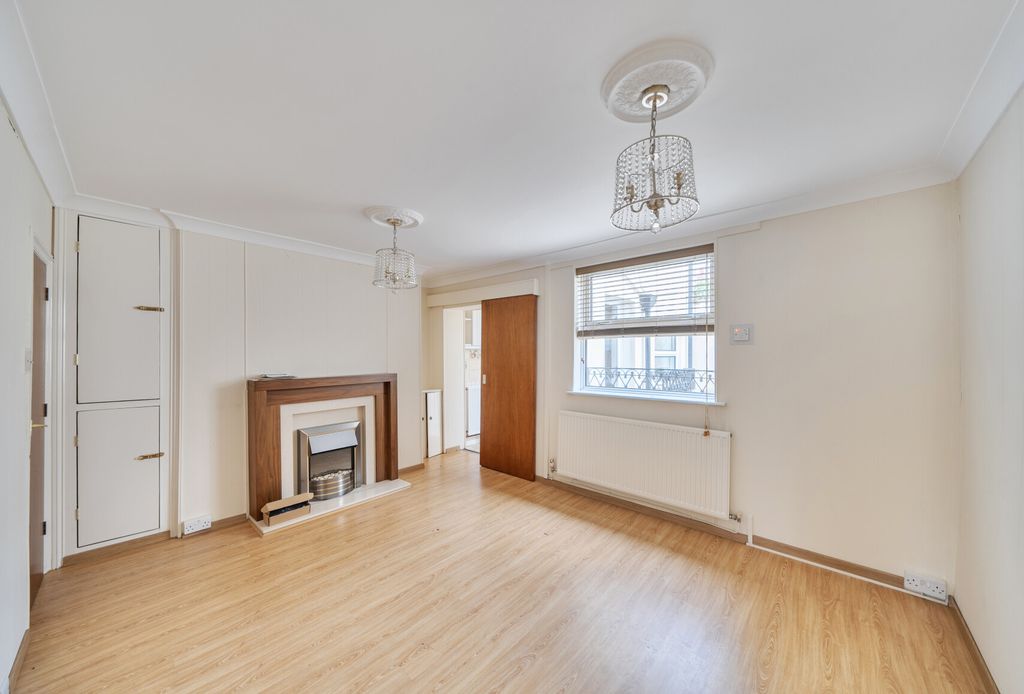 Property photo 2 of 8 1415041-10-698B47...