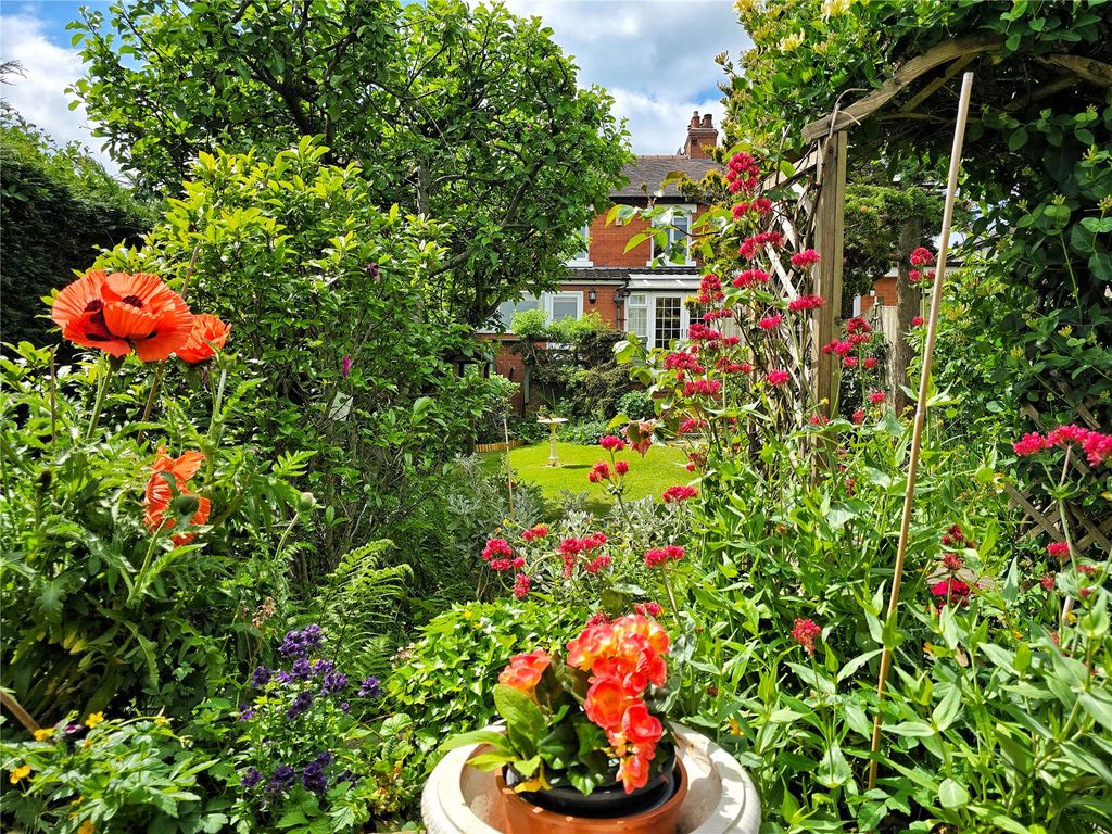 Property photo 2 of 36 Stunning Gardens