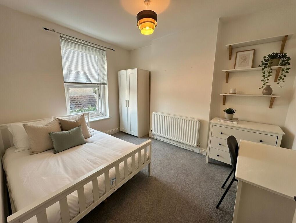 Property photo 2 of 6 Bedroom