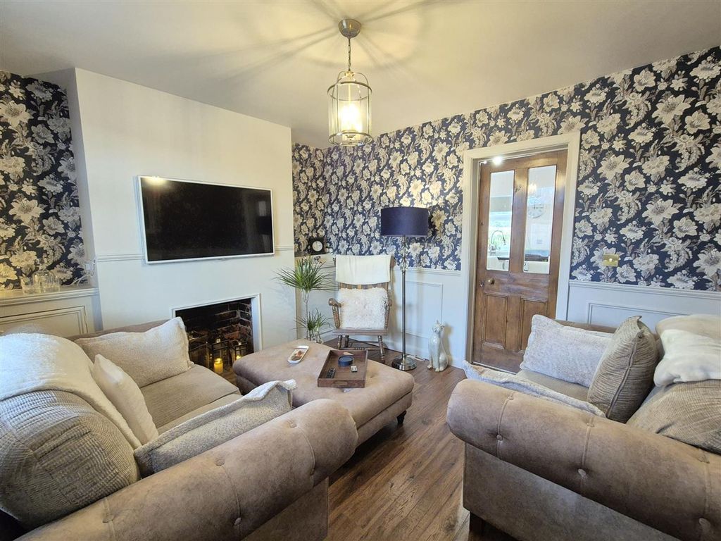 Property photo 3 of 14 Lounge