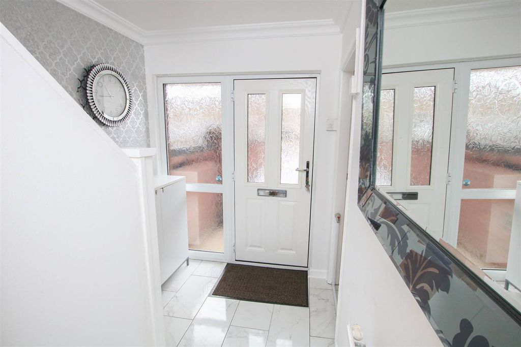Property photo 2 of 13 Entrance Hall