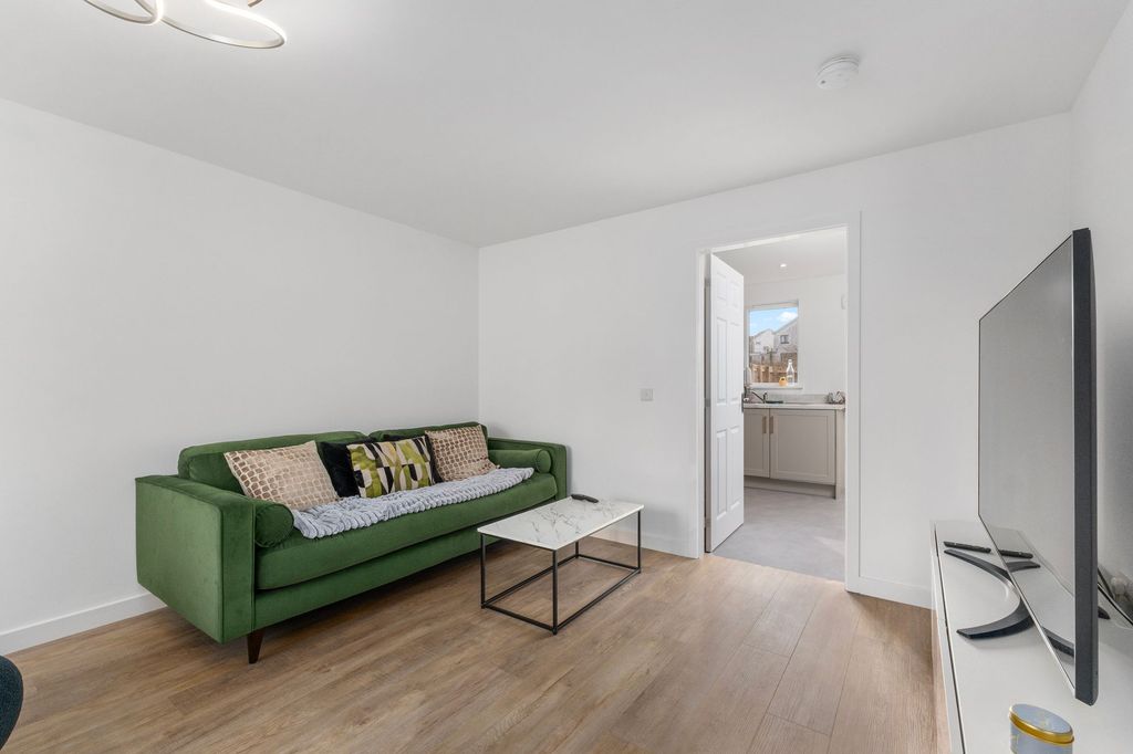 Property photo 2 of 27