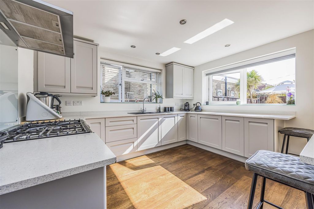 Property photo 2 of 32 5 Culver Drive, Hayling Island-Porticomarketing-So