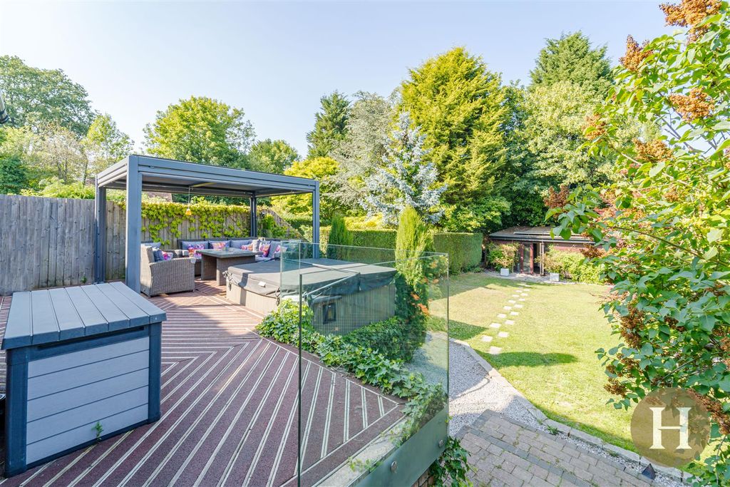 Property photo 2 of 52 Hadleigh Estate Agents-59.Jpg