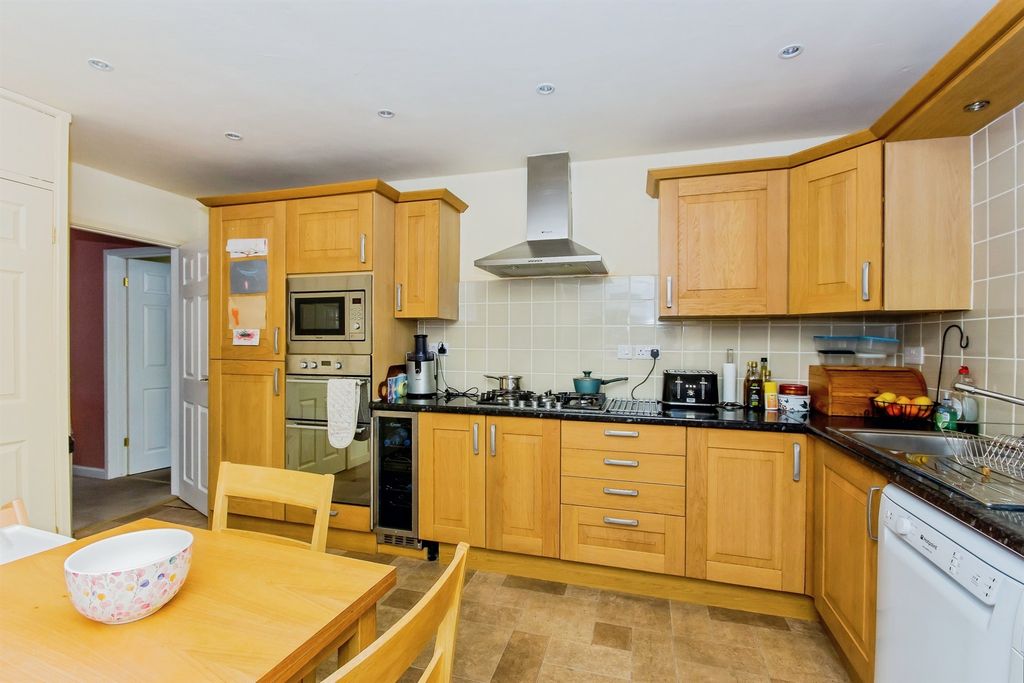 Property photo 3 of 32