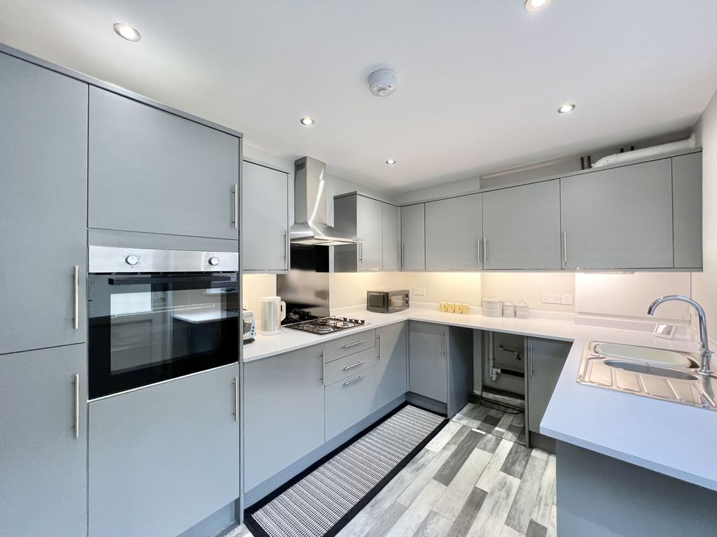 Property photo 2 of 28