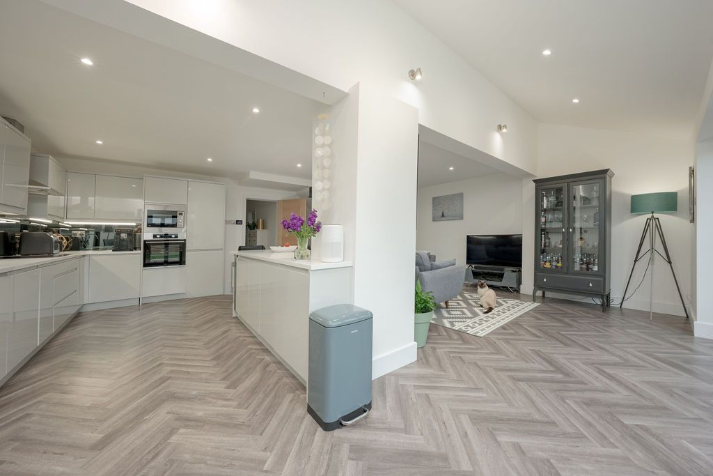 Property photo 3 of 39 Gallery