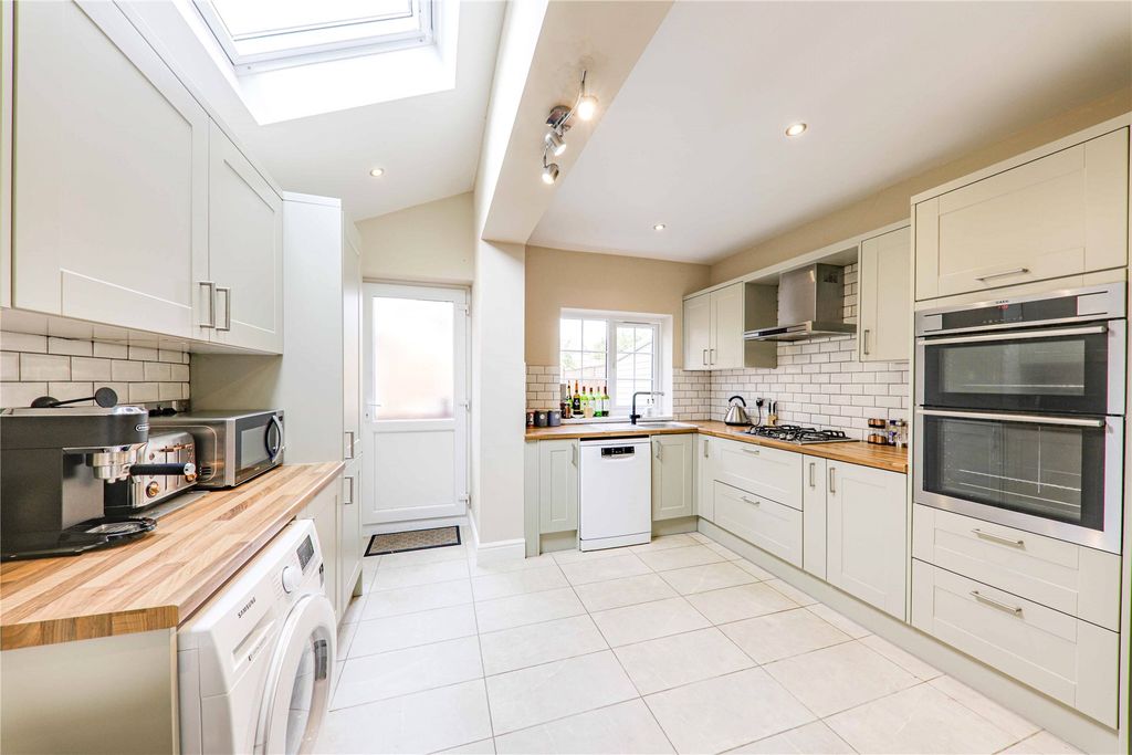 Property photo 2 of 9 Kitchen