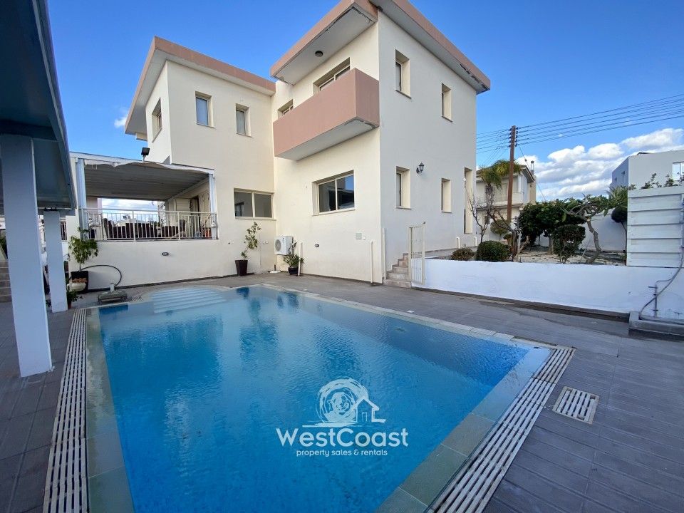Property photo 1 of 32