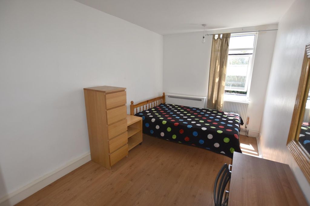 Property photo 3 of 6 Bed1.Jpg