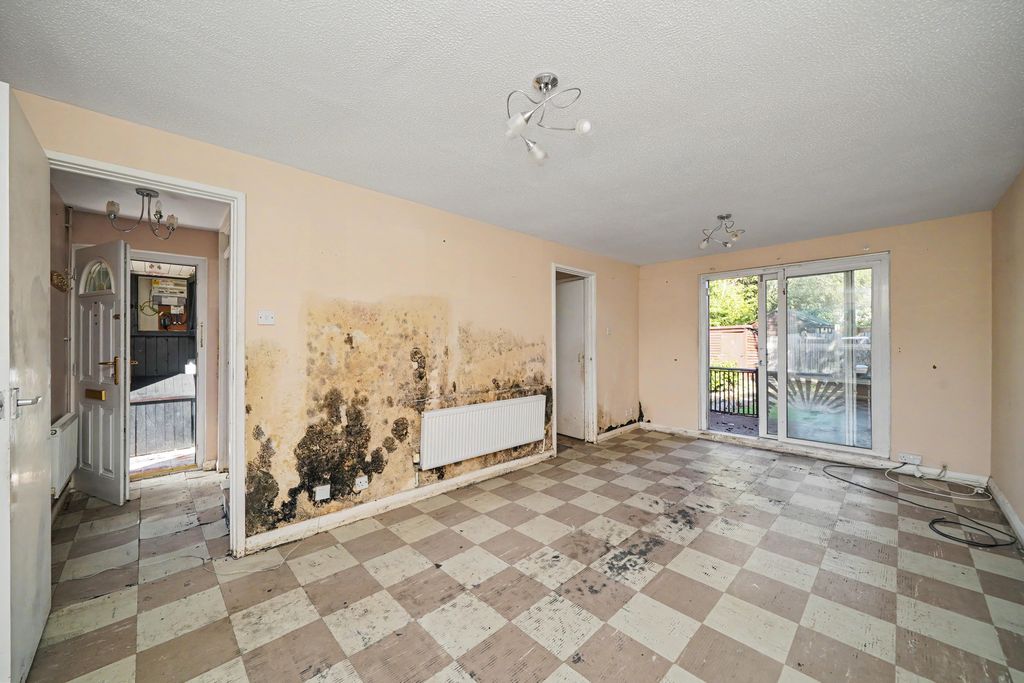Property photo 2 of 15 40 Charnwood Road, Hillingdon, Uxbridge, Middlesex, Ub10 0HD