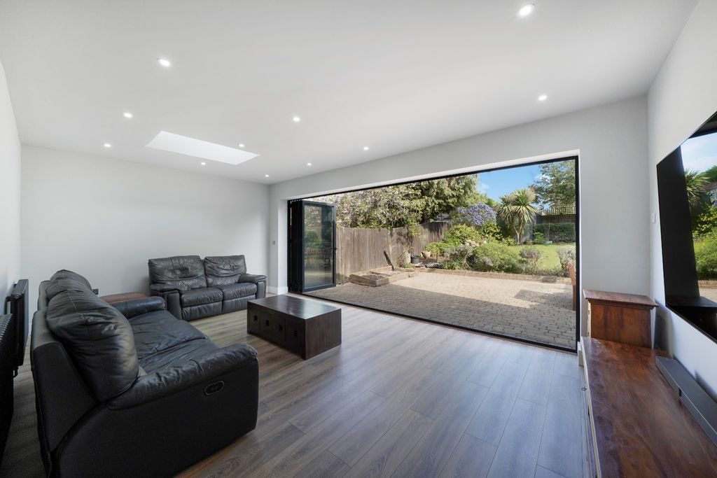 Property photo 2 of 18 5025691