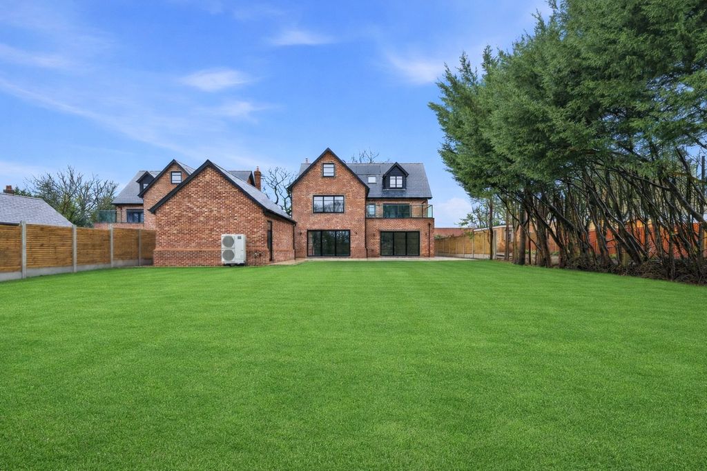 Property photo 2 of 22 Reasr Garden