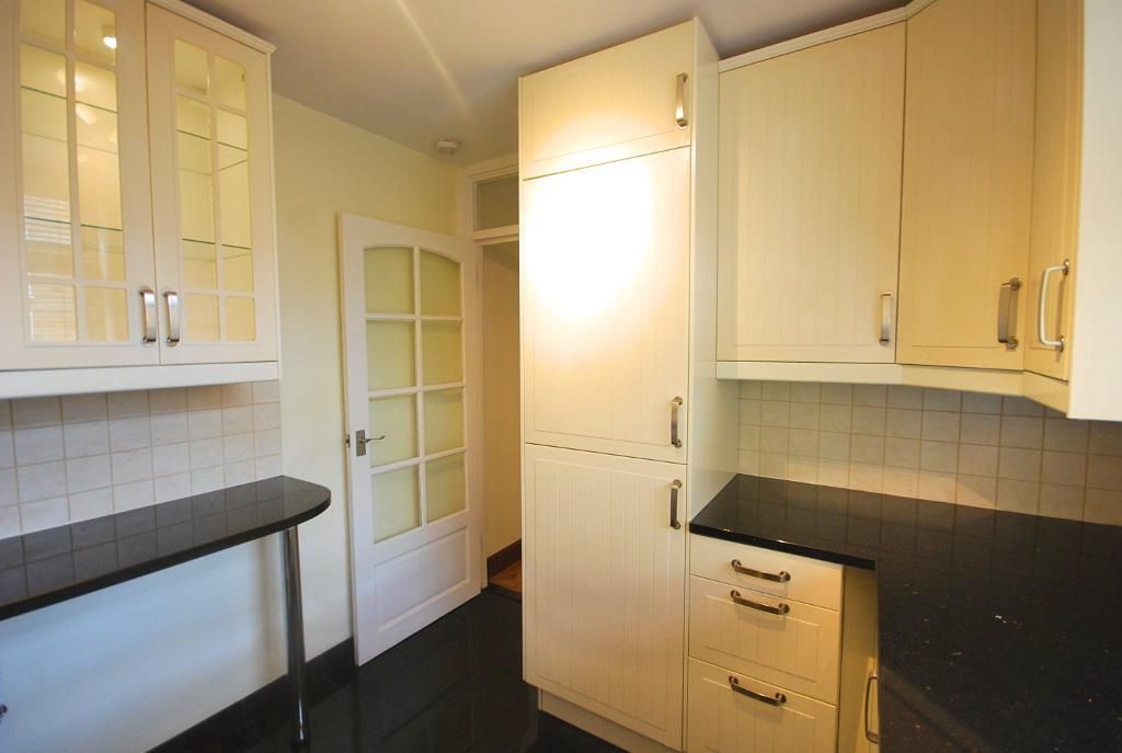 Property photo 3 of 11 Kitchen