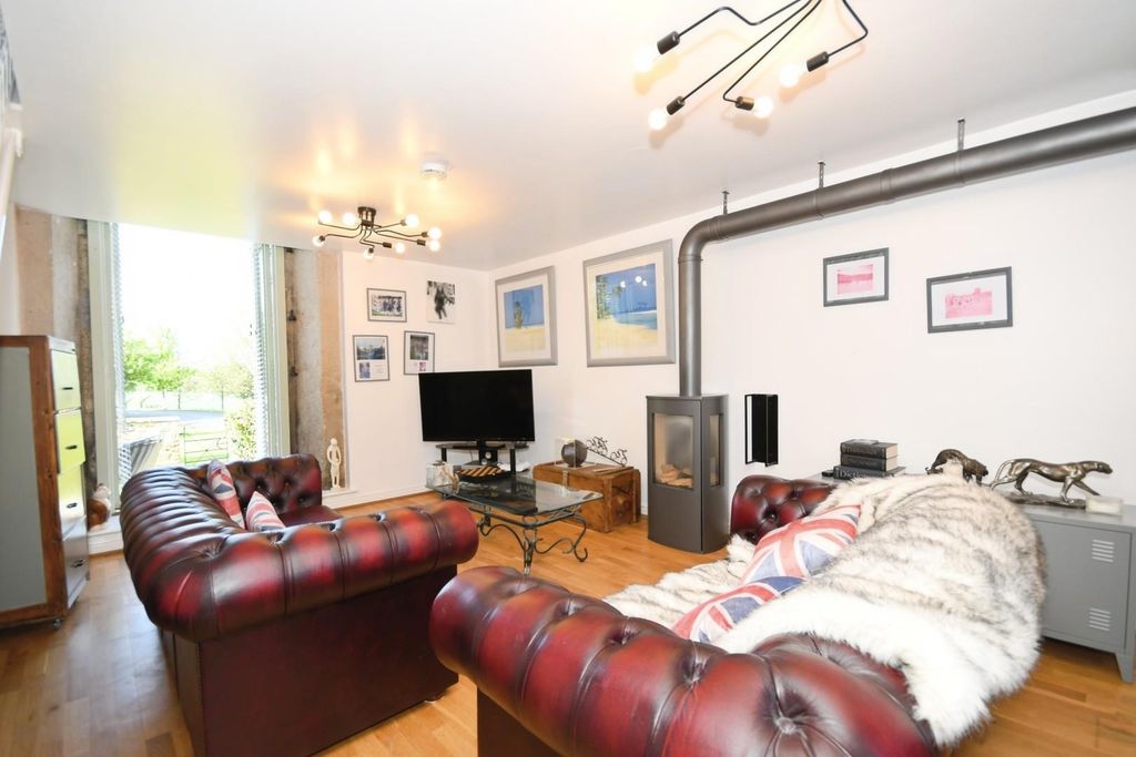 Property photo 3 of 24 Lounge 02.Jpg