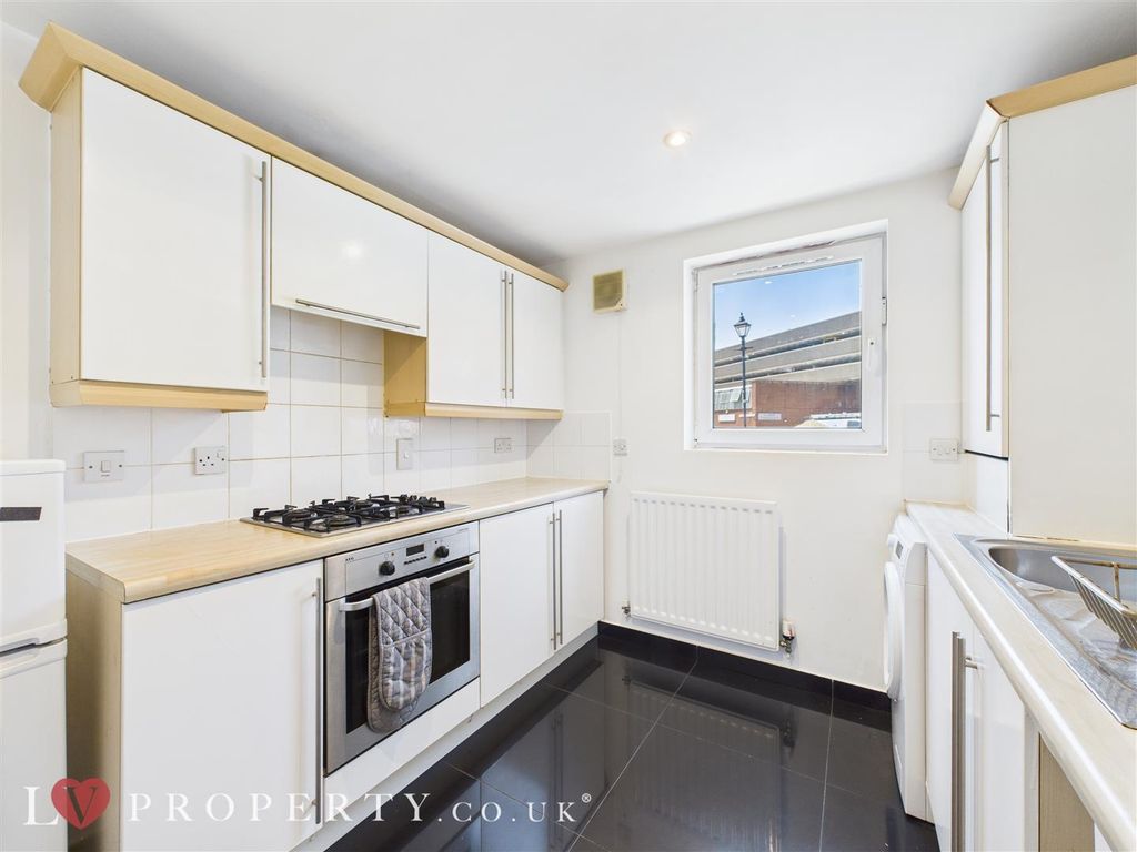 Property photo 2 of 15 Cam05016G0-Pr0086-St