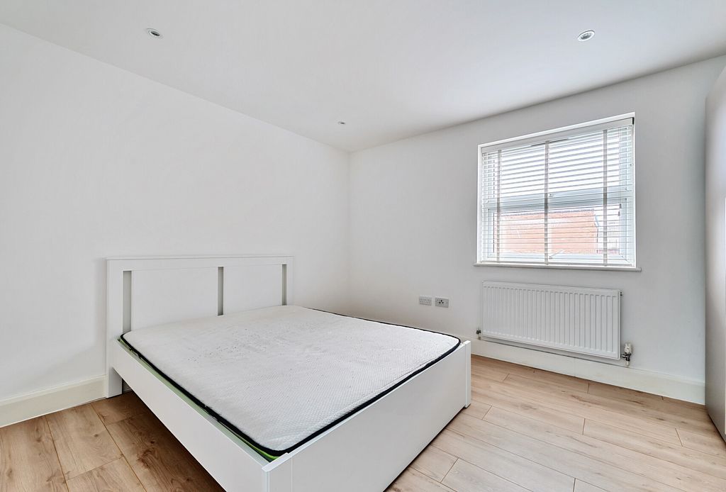 Property photo 3 of 11 1333991-1-688B3Ad...