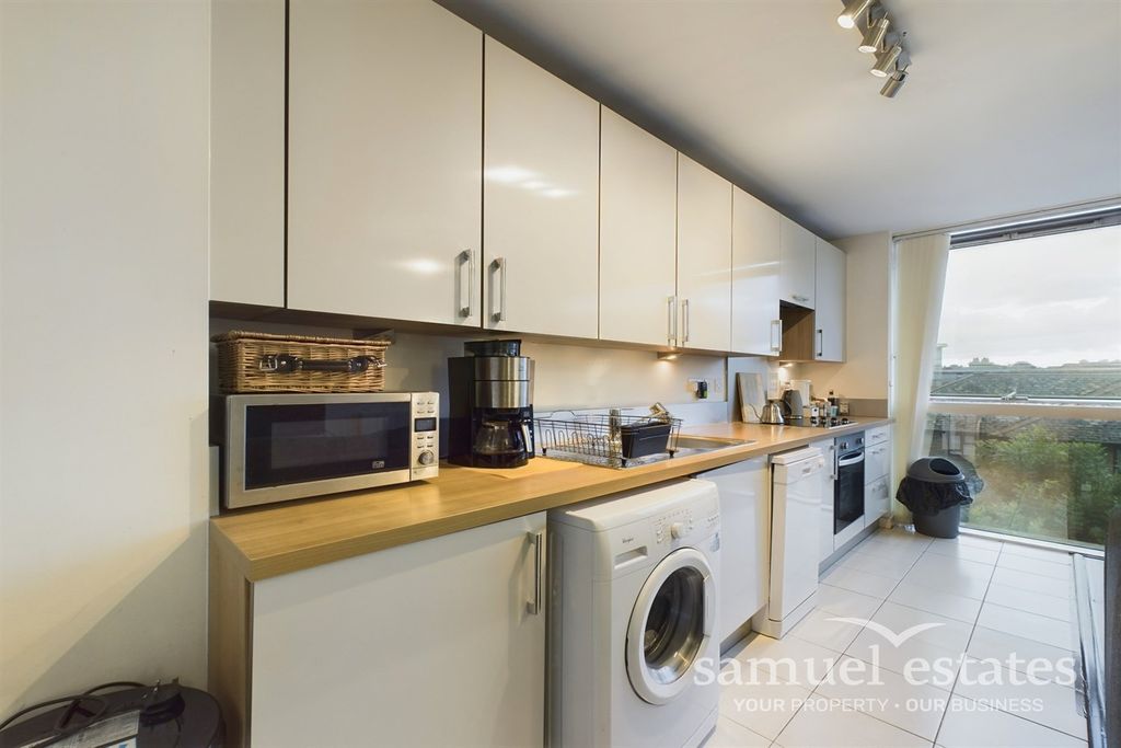 Property photo 2 of 6 Kitchen