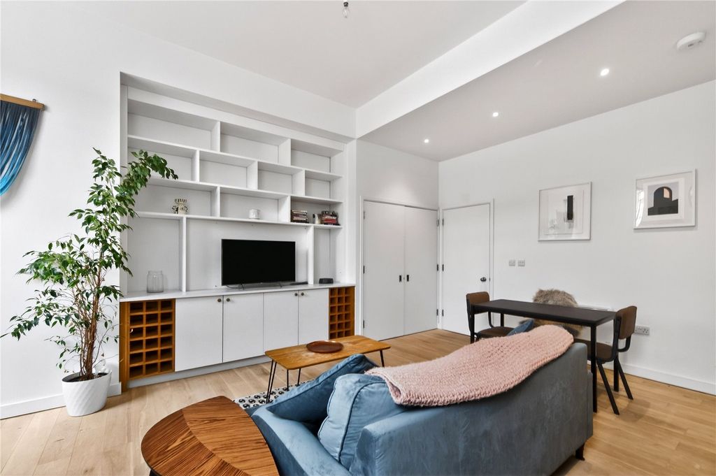 Property photo 1 of 21 Reception/Kitchen