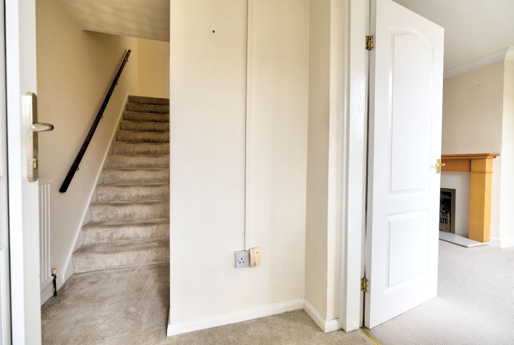 Property photo 2 of 18 Hallway