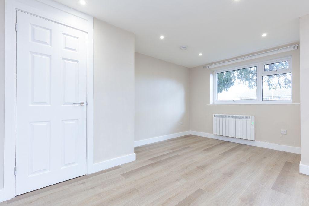 Property photo 3 of 8 184747