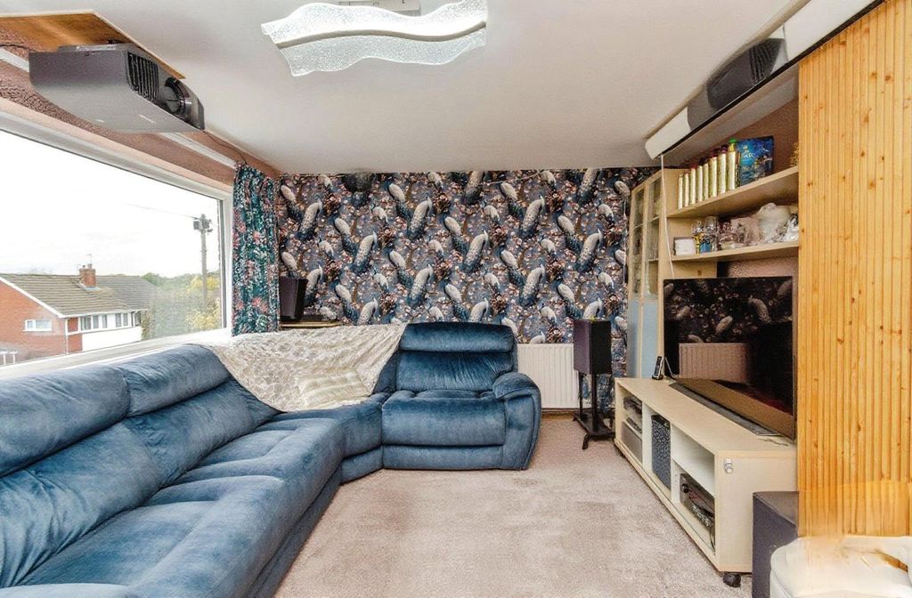 Property photo 3 of 15 Lounge