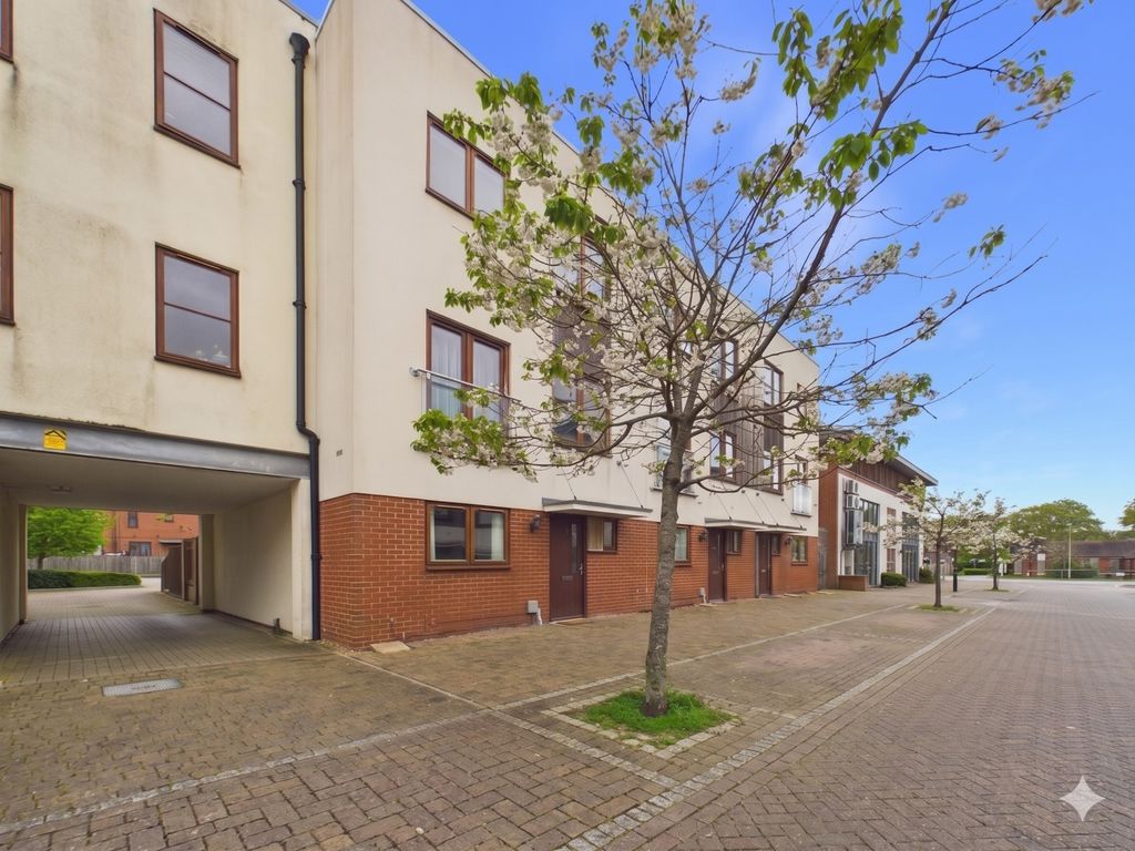 Property photo 1 of 29 Ewemove Estate Agents Basingstoke -Greenlands Road