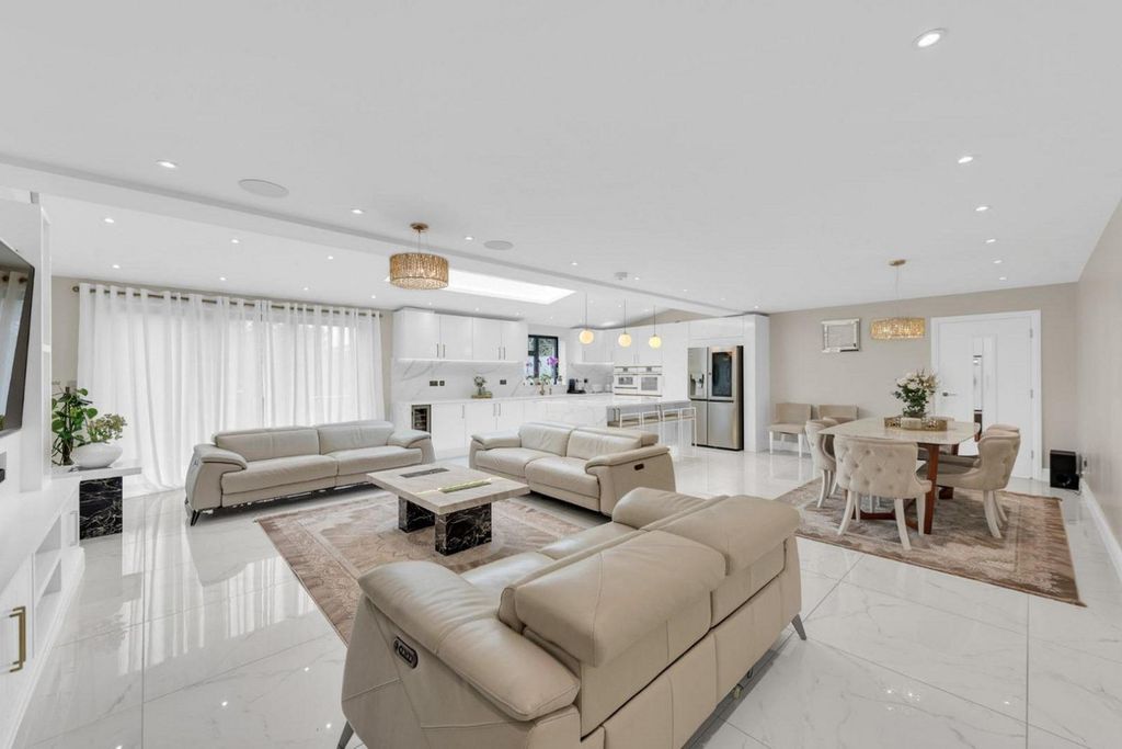 Property photo 2 of 28