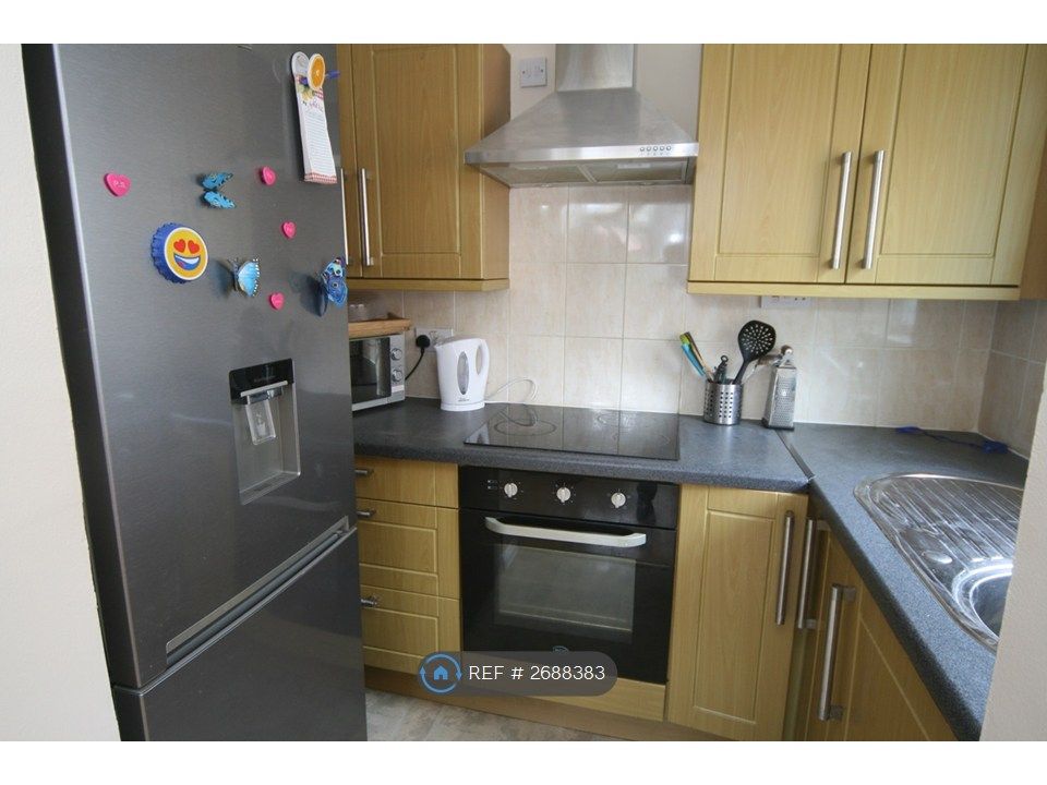 Property photo 2 of 8 Fitted Kitchen With Electric Hob/Oven