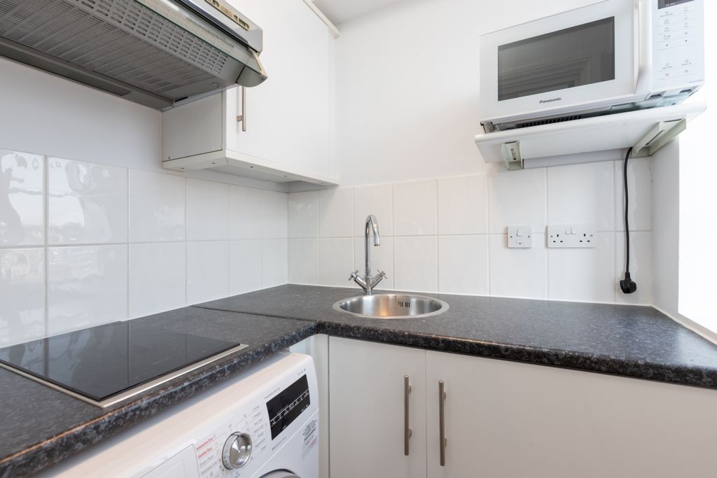 Property photo 3 of 8 Chelsea Cloisters...