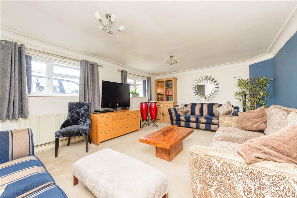 Property photo 2 of 13 Lounge