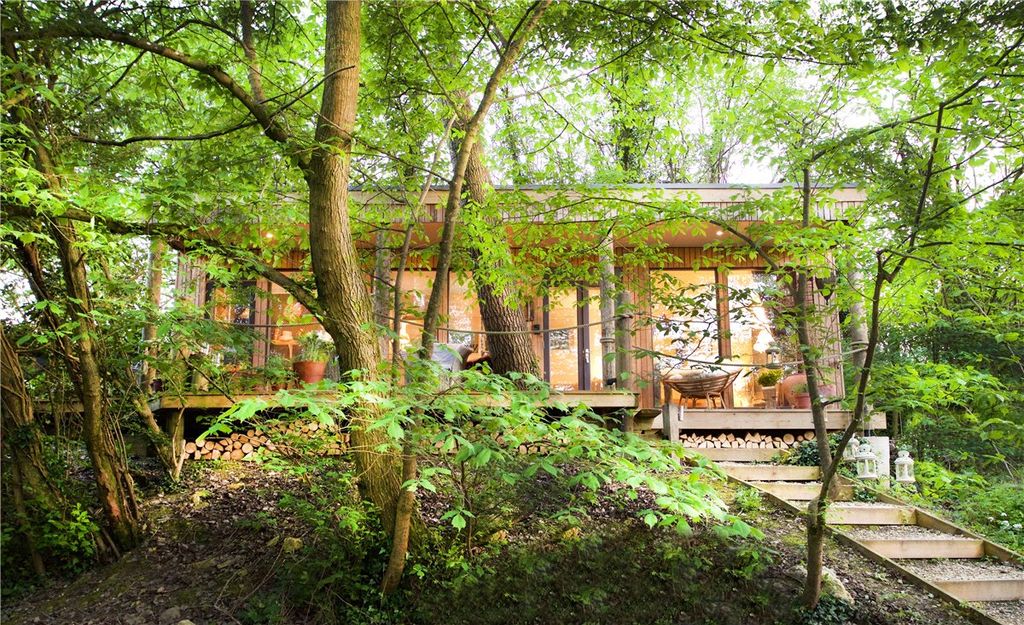 Property photo 3 of 20 Lodge