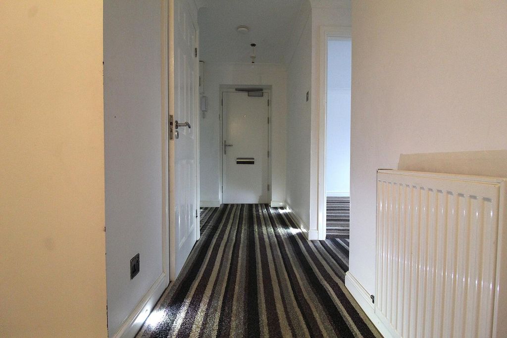 Property photo 2 of 11 Hallway