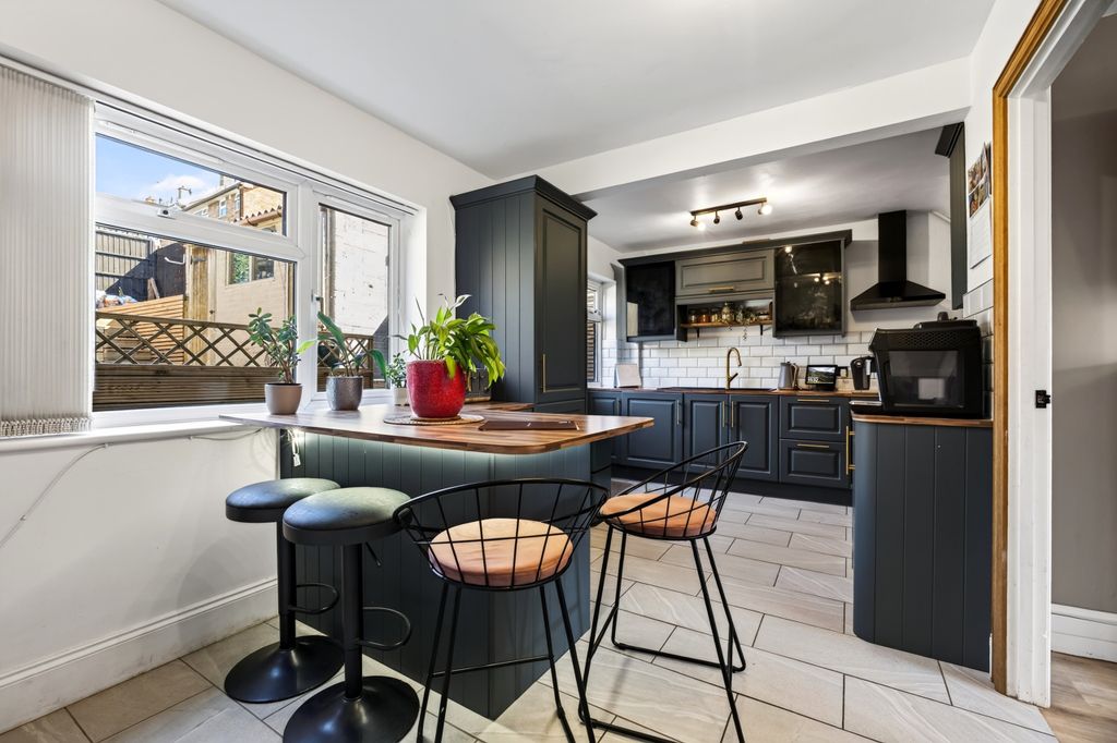 Property photo 3 of 14 Kitchen Breakfast Room (4)