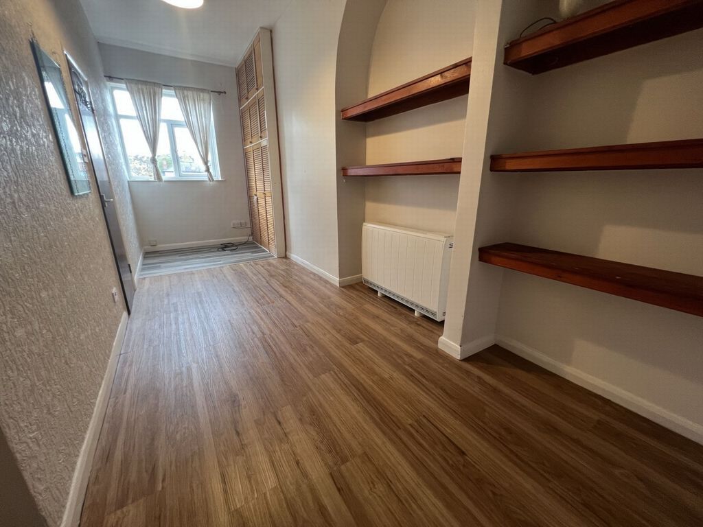 Property photo 2 of 5 Flat