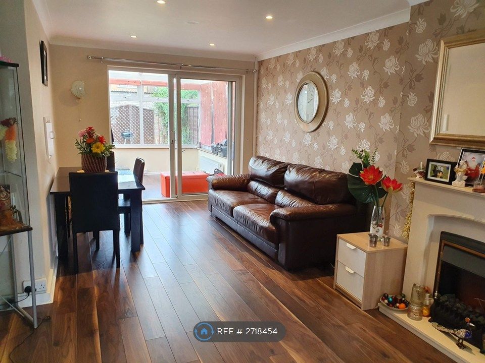 Property photo 3 of 12 Lounge