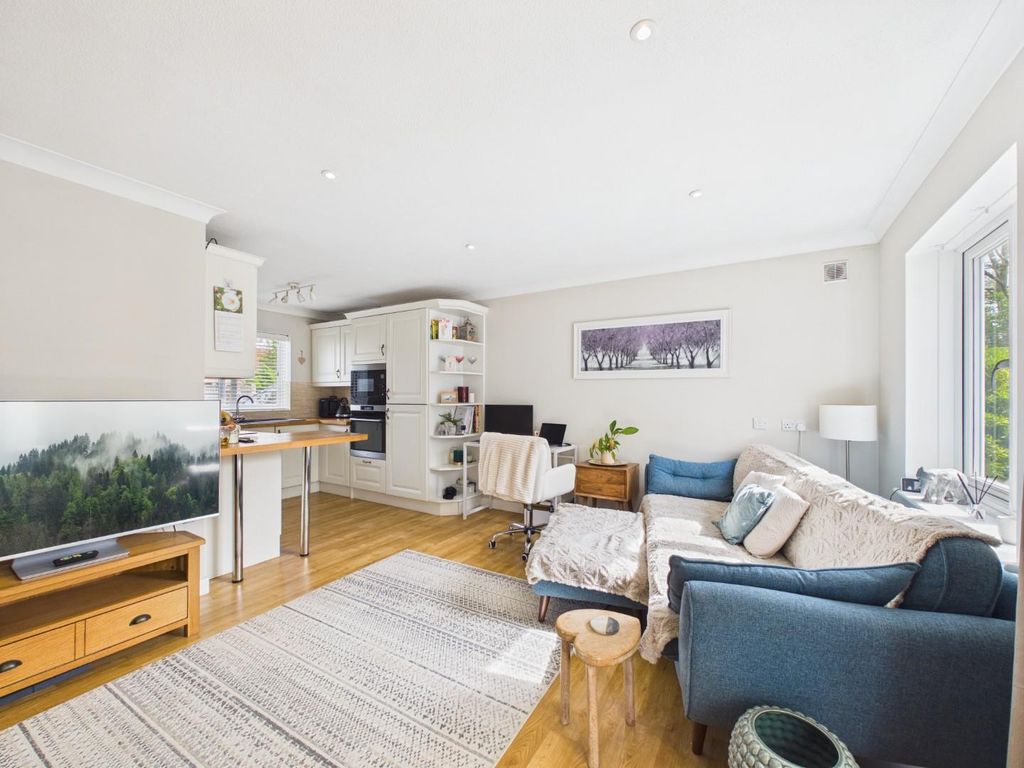 Property photo 3 of 18 Cam05010G0-Pr0071-Still006.Jpg